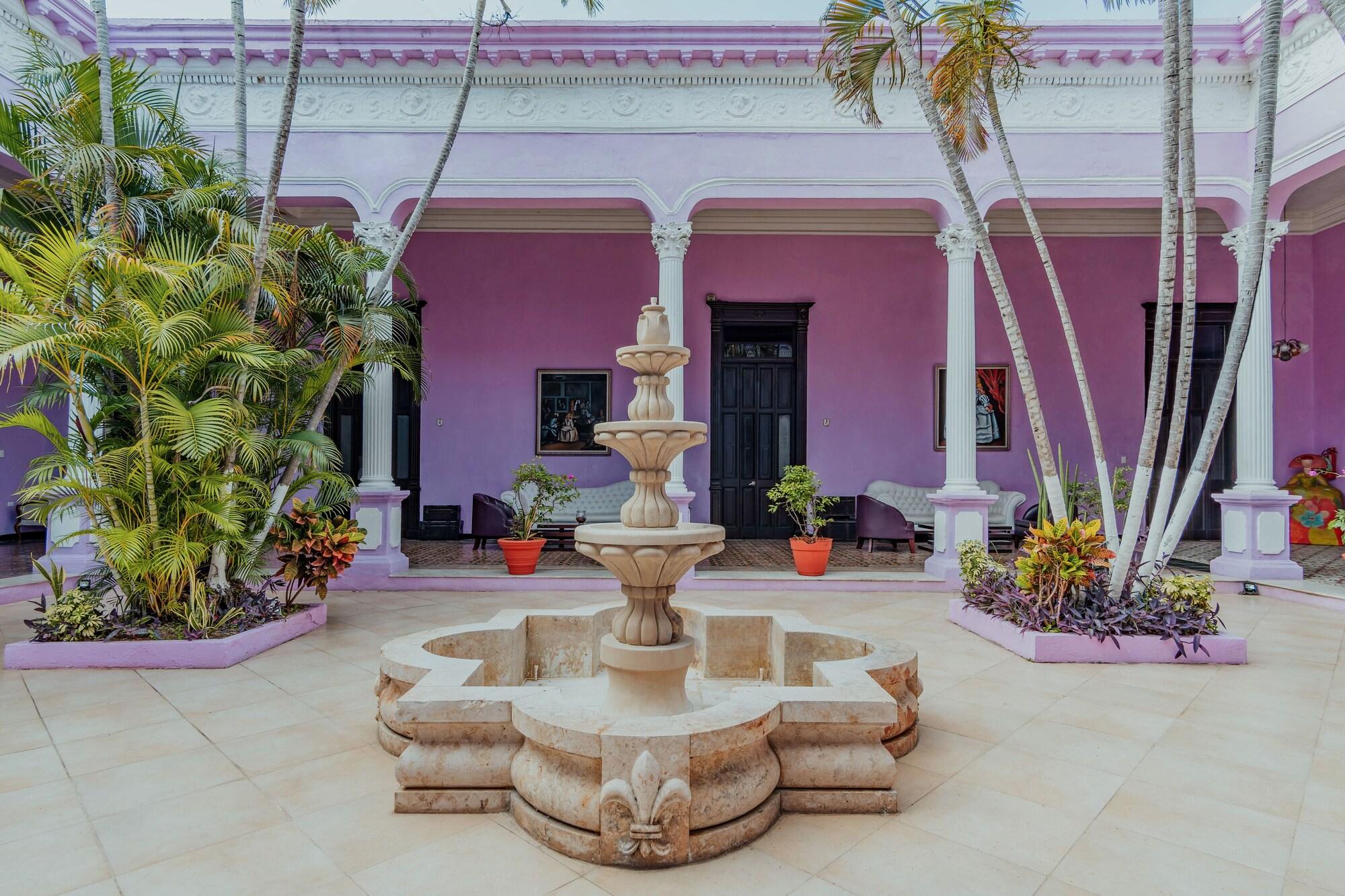 Hotel Lavanda Cas Mérida Exterior photo Fountain in the courtyard of the house