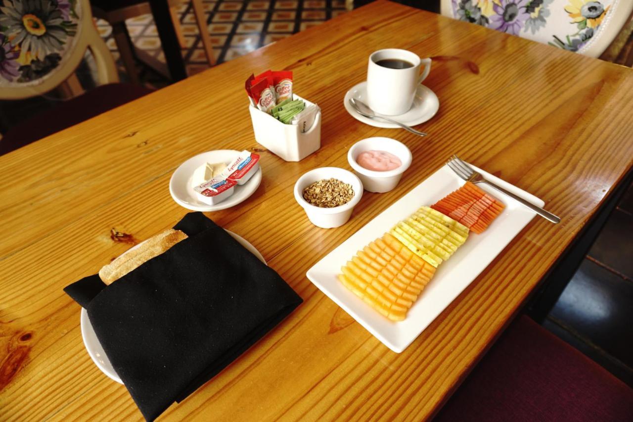 Hotel Lavanda Cas Mérida Exterior photo A typical breakfast at a hotel